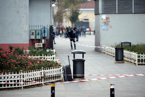 Hareketli anlar: Kadın bomba uzmanından müdahale! - Resim: 2
