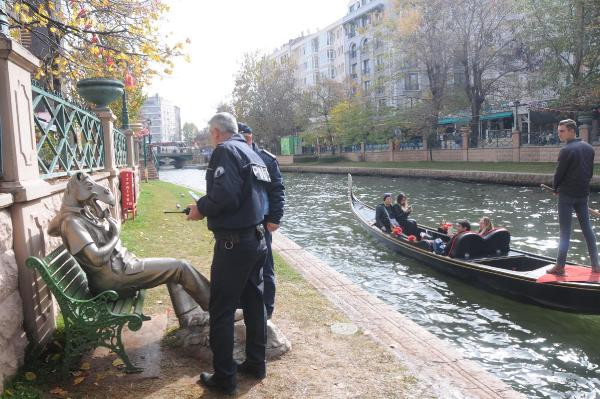 Tartışma yaratan eşek heykeline şok saldırı! - Resim: 2