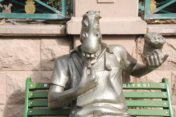 Tartışma yaratan eşek heykeline şok saldırı! - Resim: 4