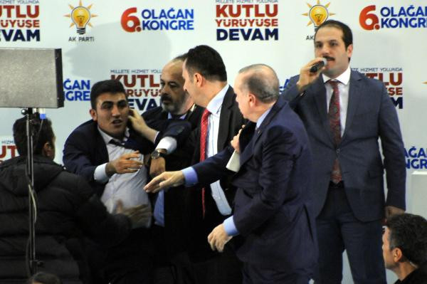 Cumhurbaşkanı Erdoğan'a sarılan adam kim çıktı? Zaafiyet mi var? - Resim: 4