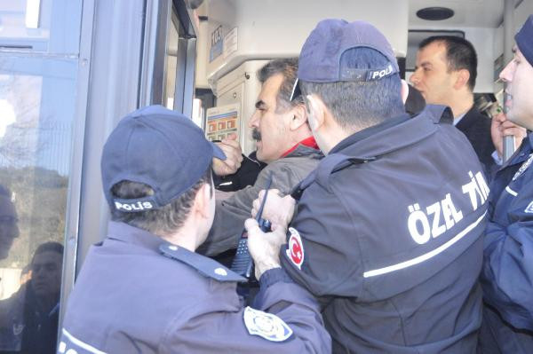 Eyleme damga vuran kare! Polis yaralı işçinin omzuna girdi - Resim: 2