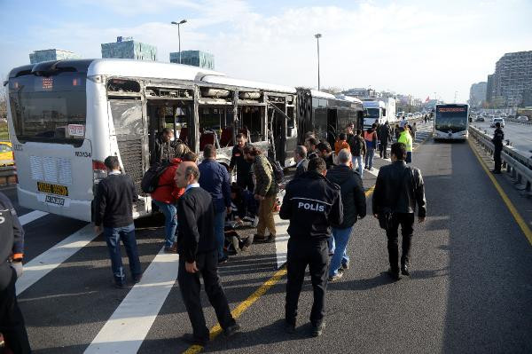 İstanbul'da metrobüs kazası! İşte ilk görüntüler - Resim: 1