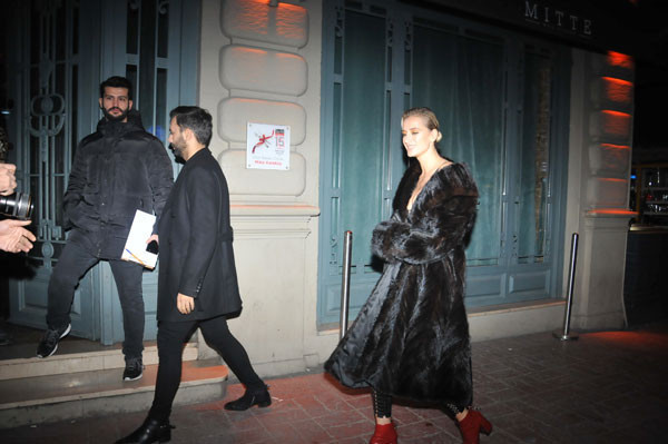 Soğuk havaya aldırmadı açılıp saçıldı! - Resim: 2