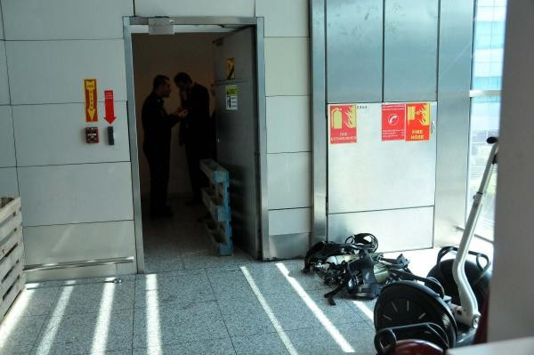 Havalimanında geniz yakan koku alarmı - Resim: 4