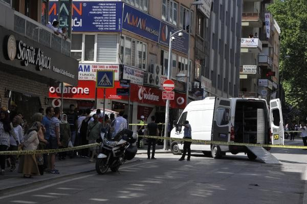 Gören telefona sarıldı saniyeler sonra patladı - Resim: 2