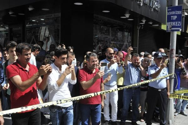 Gören telefona sarıldı saniyeler sonra patladı - Resim: 3