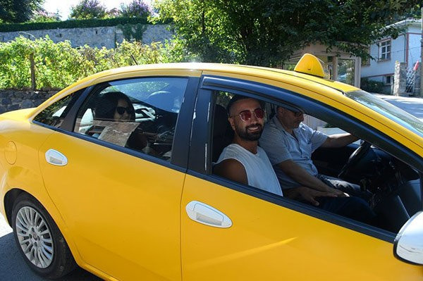 Asena Atalay sevgilisinin tişörtünden fal baktırıyor - Resim: 3