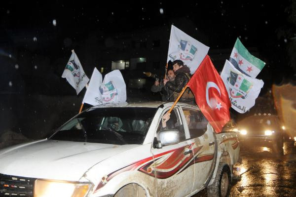 Sınırda son durum! Ellerinde Türk bayrağı ve tekbirlerle geldiler - Resim: 3