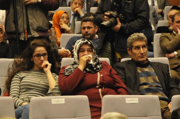 Şehit annesi, madalya alırken bayıldı - Resim: 1