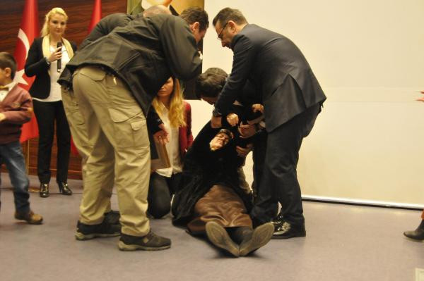 Şehit annesi, madalya alırken bayıldı - Resim: 2