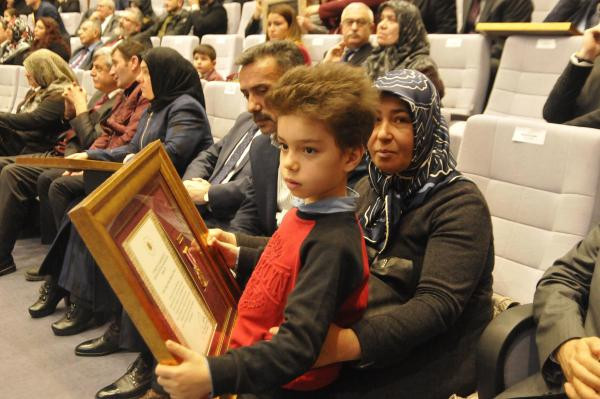 Şehit annesi, madalya alırken bayıldı - Resim: 4