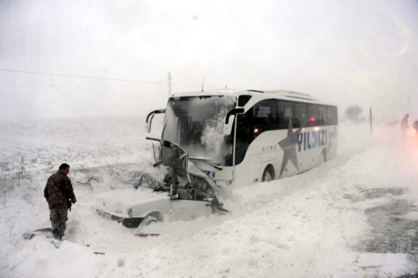 Yolun kenarında beklerken otobüsün altında kaldı! - Resim: 1