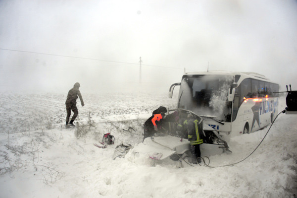 Yolun kenarında beklerken otobüsün altında kaldı! - Resim: 3