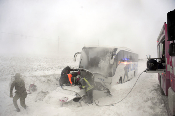Yolun kenarında beklerken otobüsün altında kaldı! - Resim: 4