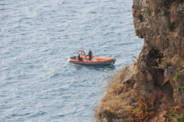 Kayalıklar arasında bulundu: Herkes güverteye çıkıp izledi! - Resim: 4