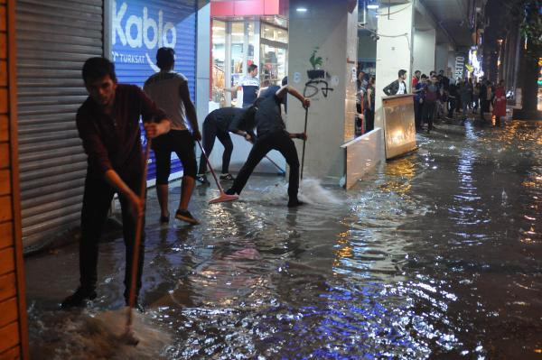 Sağanak yağış Denizli'de hayatı felç etti - Resim: 1