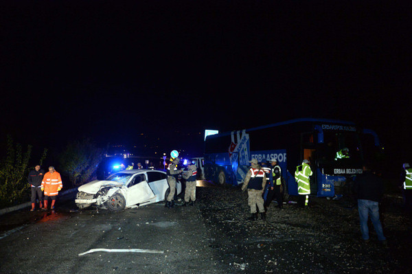 Erbaaspor takım otobüsü kaza yaptı: 1 ölü, 3 yaralı - Resim: 1