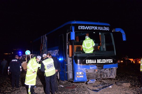 Erbaaspor takım otobüsü kaza yaptı: 1 ölü, 3 yaralı - Resim: 2