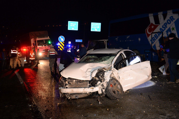 Erbaaspor takım otobüsü kaza yaptı: 1 ölü, 3 yaralı - Resim: 4