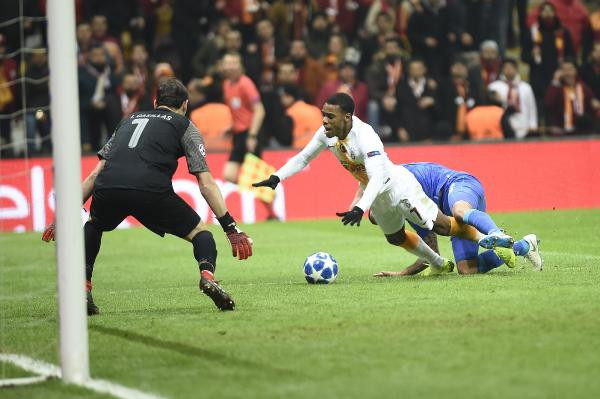 Fatih Terim'i sinirlendiren olay! Küplere bindi üzerine yürüdü - Resim: 2