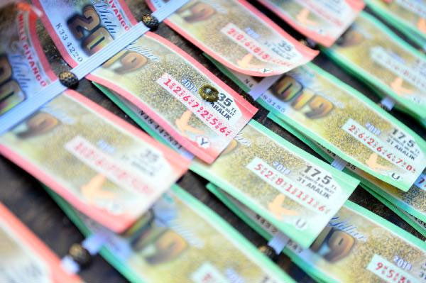 Uyanık piyangocunun yaptığı şeytanın aklına gelmez! Güvercin kakalı bilet... - Resim: 4