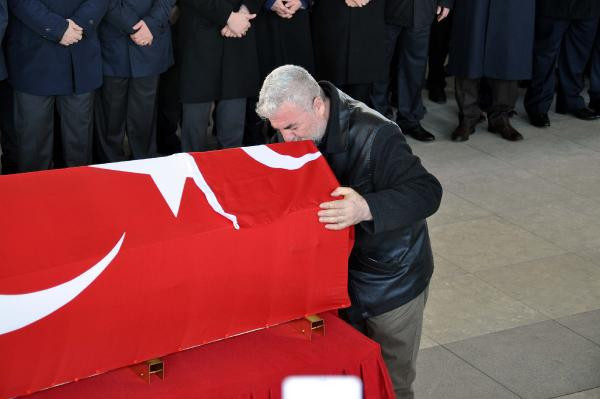 Evlatları arkalarından bakakaldı! Birinin eşi 6 aylık hamile - Resim: 1