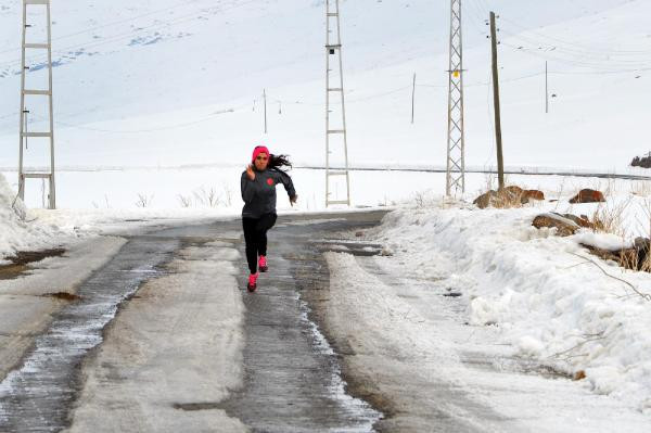 Gülcan Palavan kimdir bilir misiniz? Köyde hayvan bakıyor ki... - Resim: 1