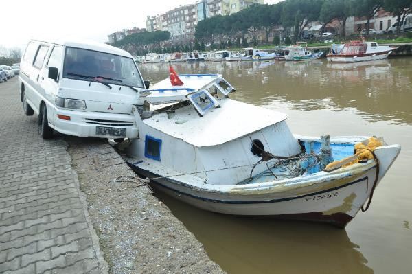 Minibüsle denizdeki tekneye çarpmayı başardı! - Resim: 4