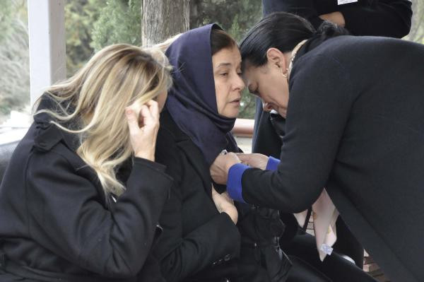 Uçak kazasında ölen Ayşe And ve Aslı İzmirli'nin cenaze töreni - Resim: 1
