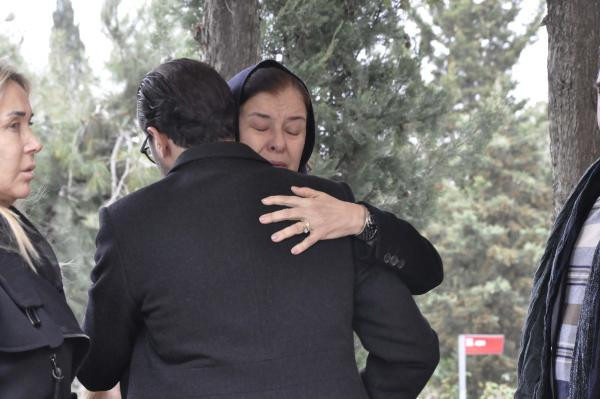 Uçak kazasında ölen Ayşe And ve Aslı İzmirli'nin cenaze töreni - Resim: 4