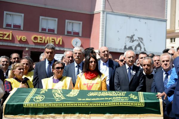 Kılıçdaroğlu'nun acı kaybı! Tabutu böyle omuzladı - Resim: 1