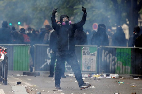Fransa sokakları karıştı: 1 Mayıs'ta büyük olaylar! - Resim: 3