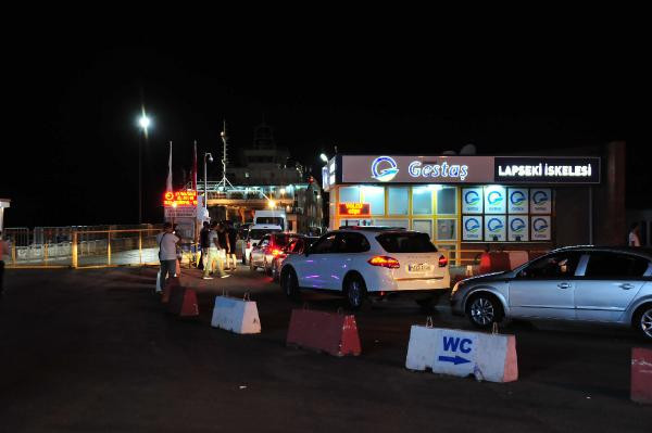 Lapseki’de 3 kilometrelik feribot yoğunluğu! - Resim: 1