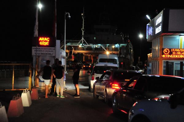 Lapseki’de 3 kilometrelik feribot yoğunluğu! - Resim: 3