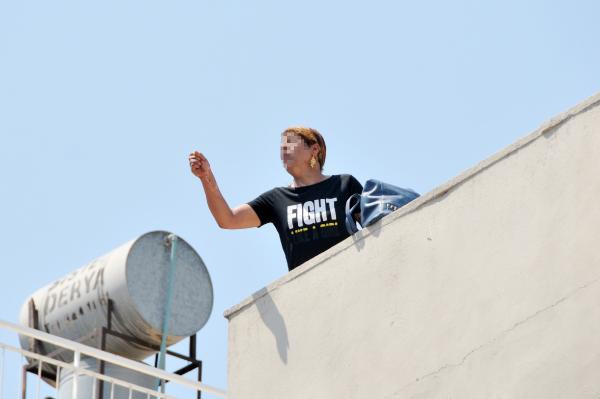 Annesinin intihar girişimini gözyaşlarıyla izledi - Resim: 1