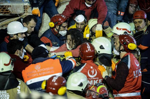 Kartal'da çöken binadan yaralılar çıkarılıyor - Resim: 2