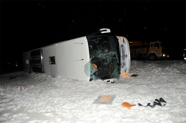 Yolcu otobüsü devrildi - Resim: 1