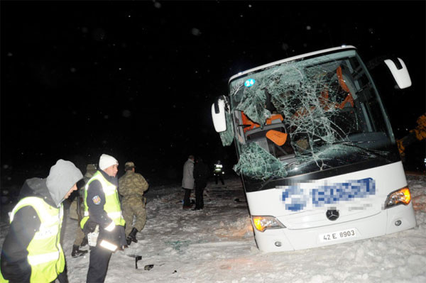 Yolcu otobüsü devrildi - Resim: 3