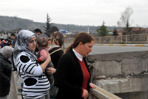 Köprüde acı dolu bekleyiş - Resim: 2