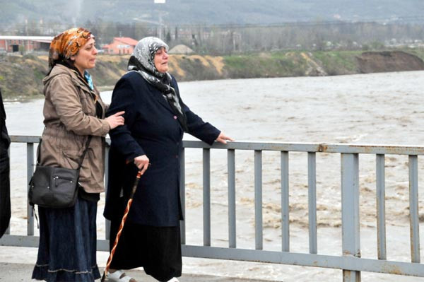 Köprüde acı dolu bekleyiş - Resim: 3