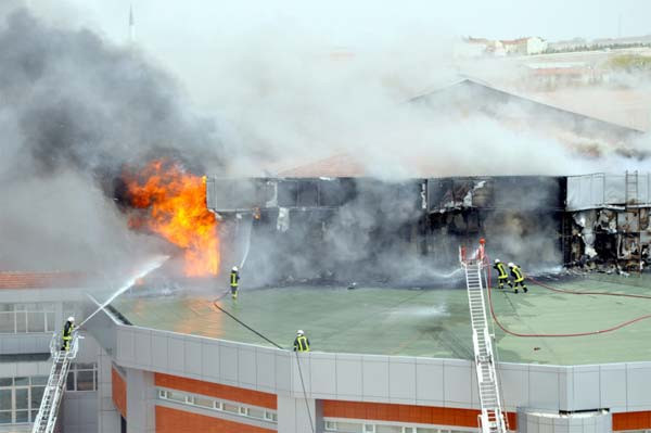 Üniversitede korkutan yangın - Resim: 1