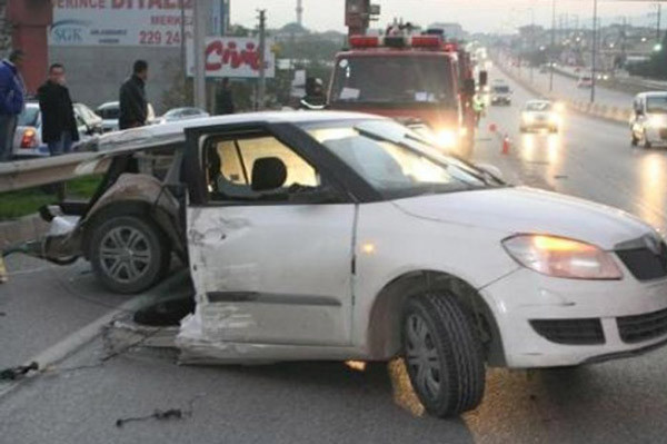 İkiye ayrılan araçtan böyle kurtuldu - Resim: 1