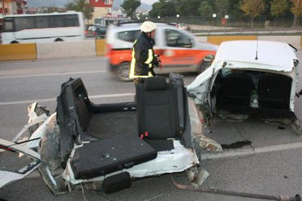 İkiye ayrılan araçtan böyle kurtuldu - Resim: 2