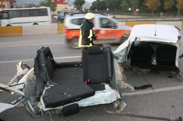 İkiye ayrılan araçtan böyle kurtuldu - Resim: 3