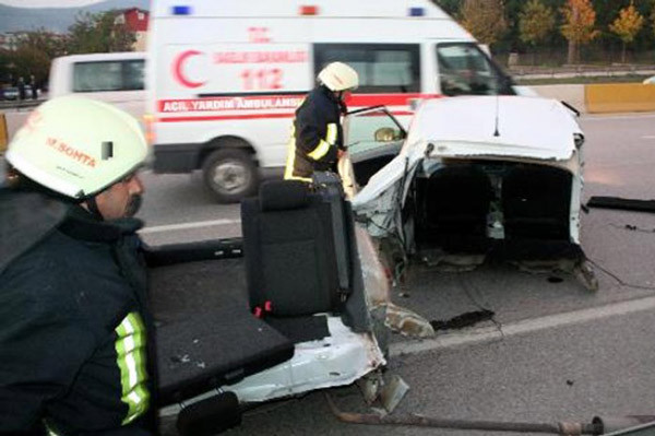 İkiye ayrılan araçtan böyle kurtuldu - Resim: 4