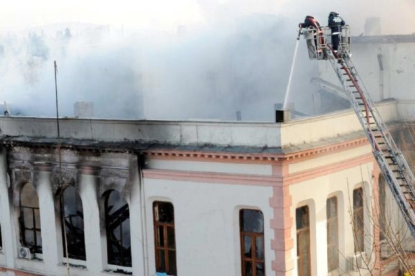 Çağaloğlu'nda tarihi bina küle döndü - Resim: 4