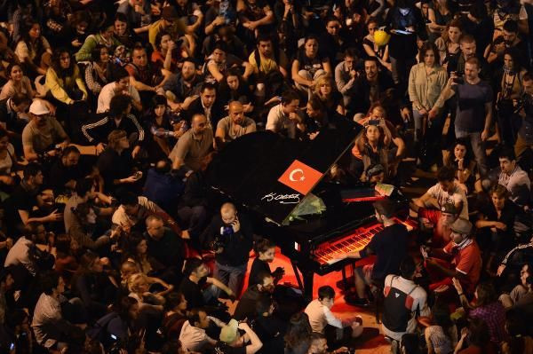 Gaz bombası yerine piyano sesi - Resim: 2