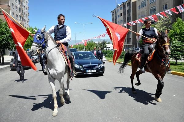 Bahçeli'yi atlı dadaş kızlar karşıladı - Resim: 2