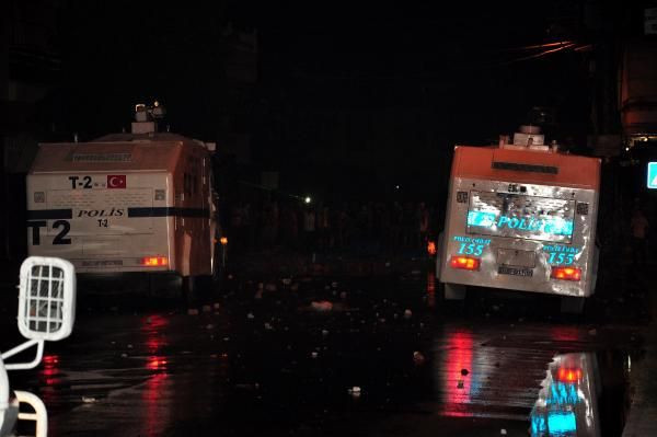 Kucağında bebeğiyle TOMA'ya direndi - Resim: 2