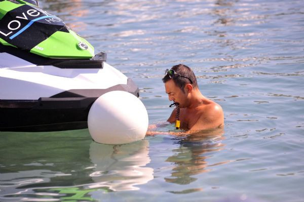 Jetskide bile yalnız bırakmadı - Resim: 2